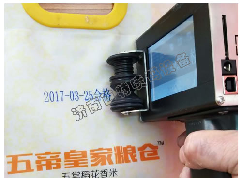 �ֳ��{ɫ���a